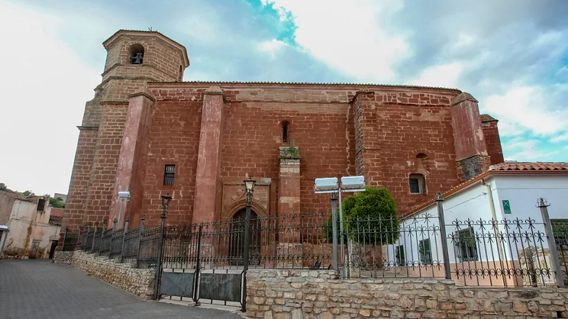 Iglesia de Santo Domingo con fachada de piedra y campanario.