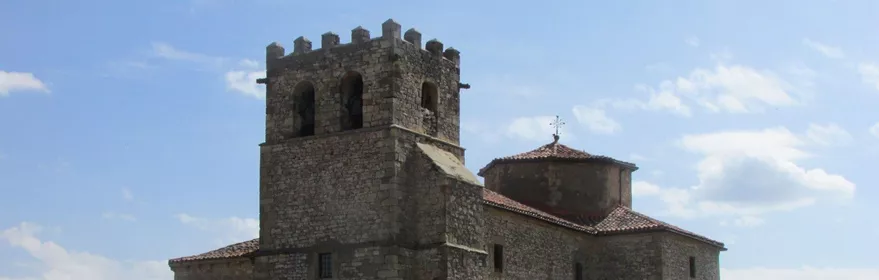 Iglesia románica de piedra en lo alto del cerro.
