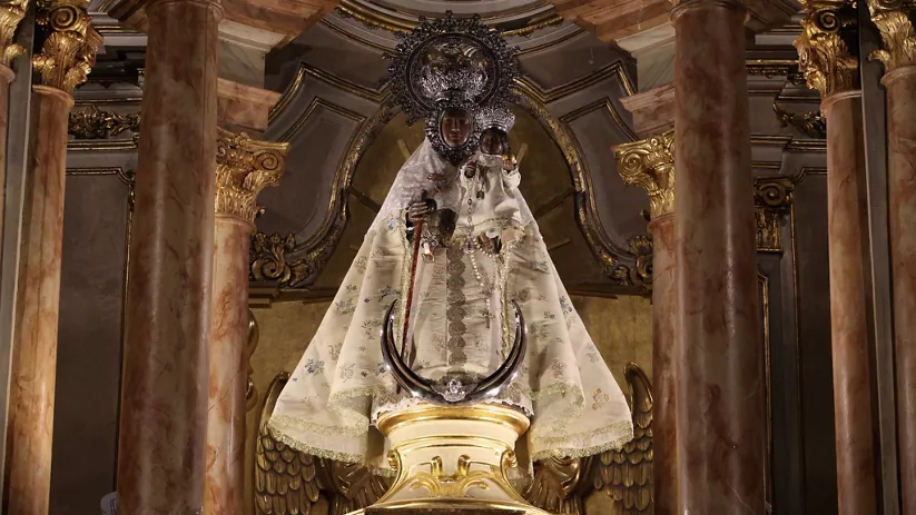 Imagen religiosa en altar barroco con columnas de mármol