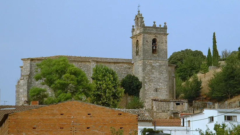 Iglesia parroquial de piedra en entorno rural