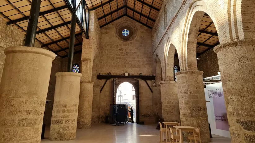 Interior diáfano con arcos y cubierta moderna.