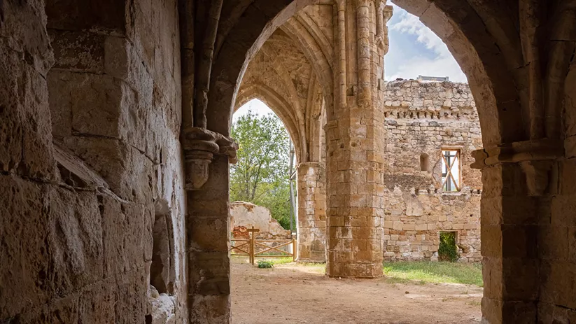 Interior de iglesia en ruinas medieval