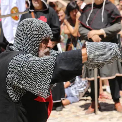 Combate medieval con espada ante el público