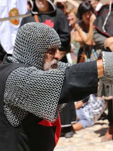 Combate medieval con espada ante el público