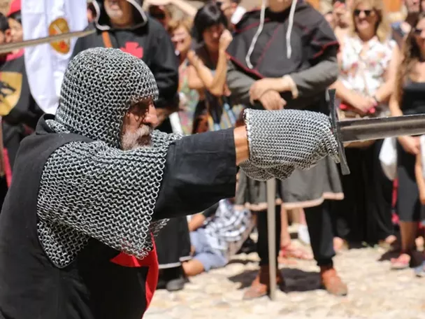 Combate medieval con espada ante el público