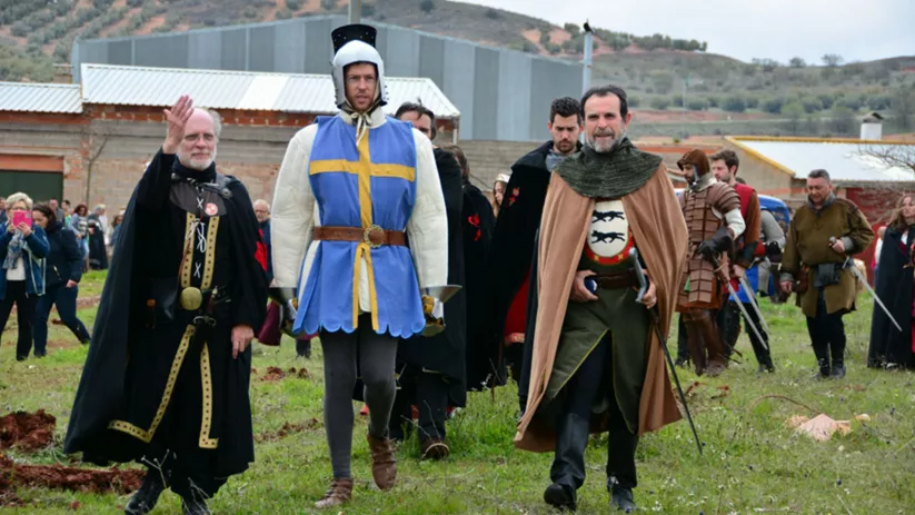 Desfile con vestimenta medieval en entorno rural