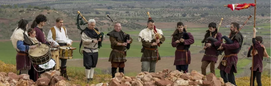 Músicos con trajes históricos tocando al aire libre