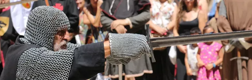 Combate medieval con espada ante el público