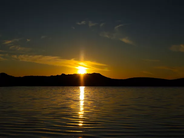 Paisaje de montaña con lago y atardecer