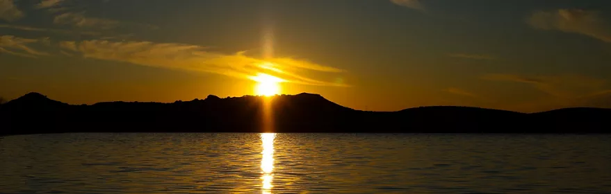 Paisaje de montaña con lago y atardecer