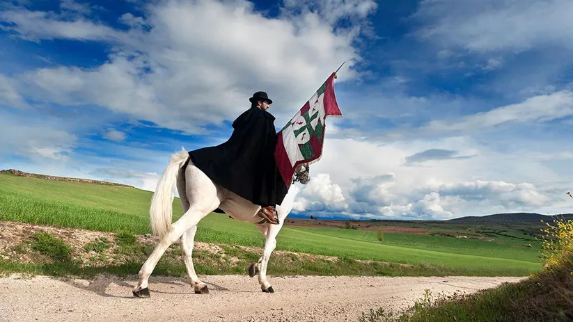 Caballero a caballo con estandarte