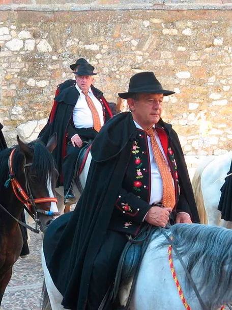 Jinetes con capas tradicionales