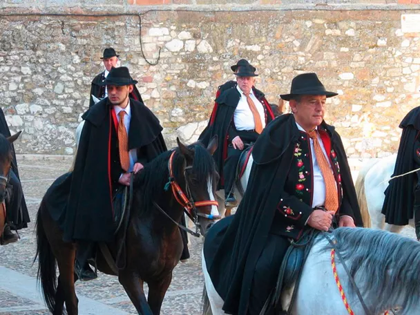 Jinetes con capas tradicionales