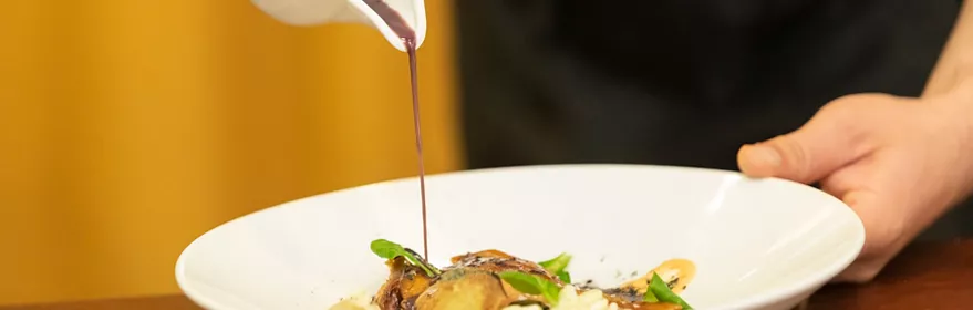 Salsa vertida sobre plato gourmet