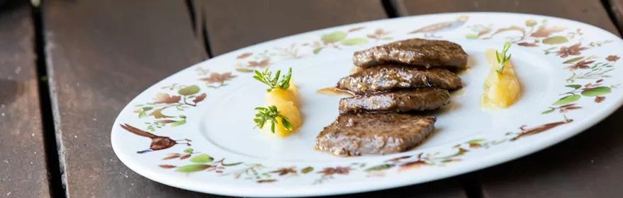 Medallones de carne con compota y romero