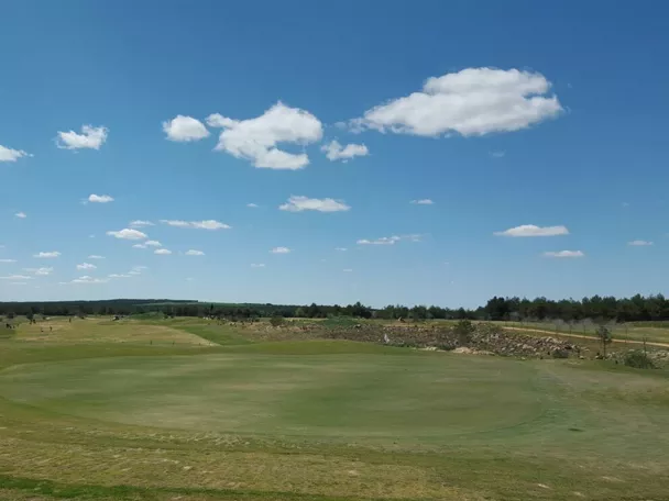 Green amplio rodeado de paisaje abierto