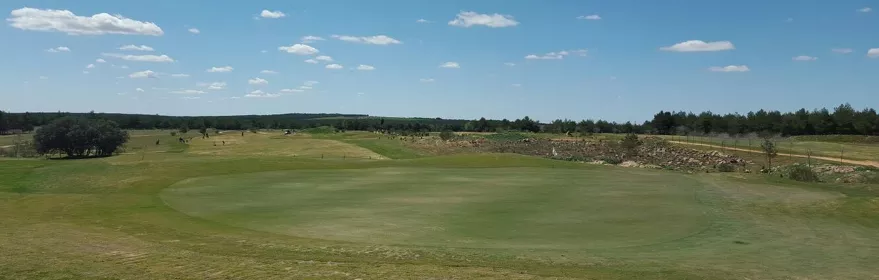 Green amplio rodeado de paisaje abierto