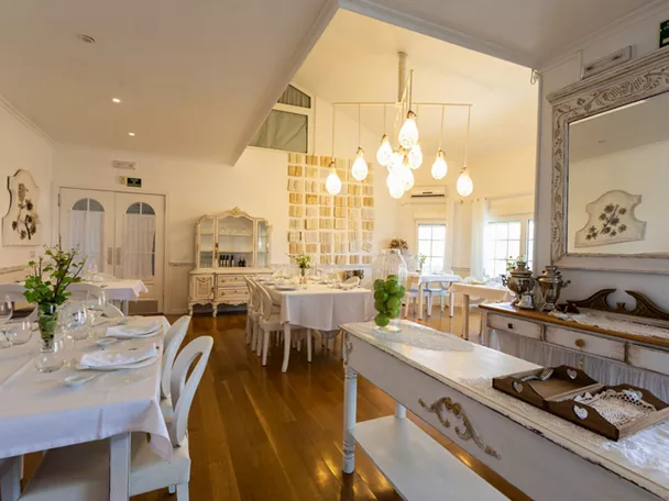 Comedor elegante con lámparas colgantes