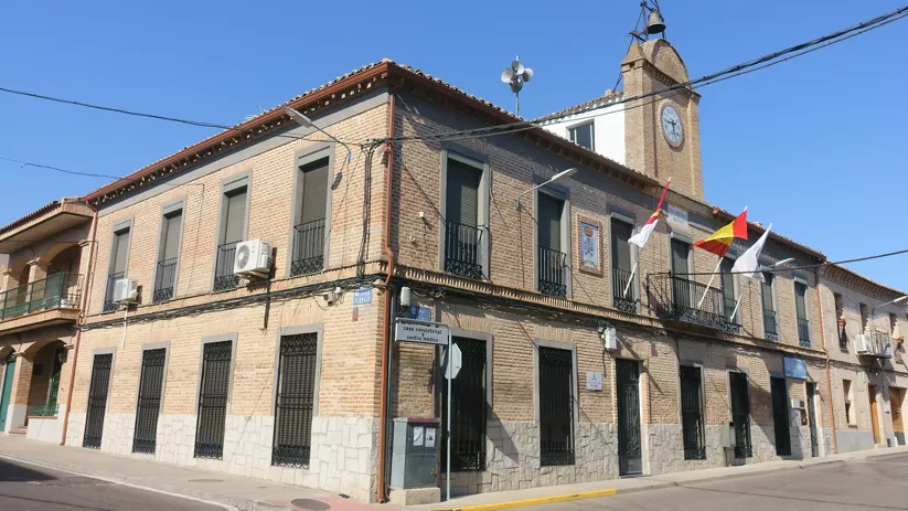 Fachada de ayuntamiento de ladrillo con reloj