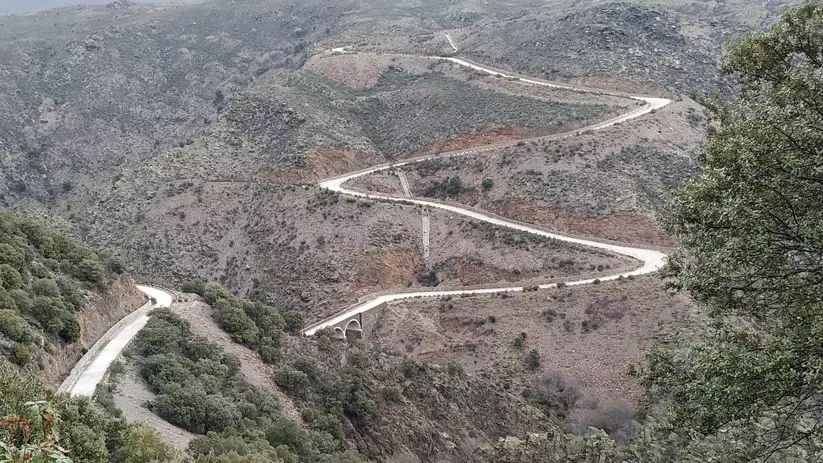 Carretera serpenteante en paisaje montañoso