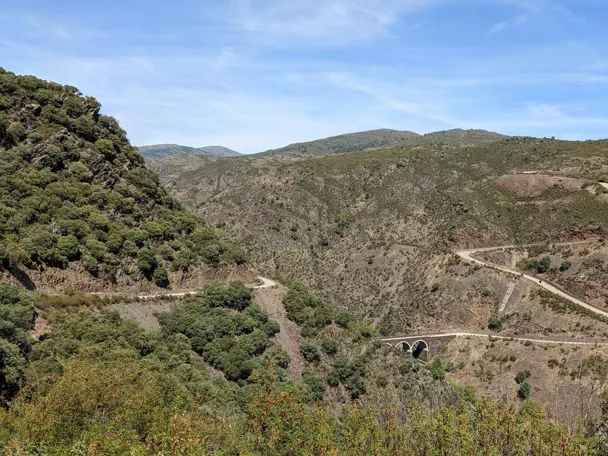 Carretera de montaña con curvas y puente