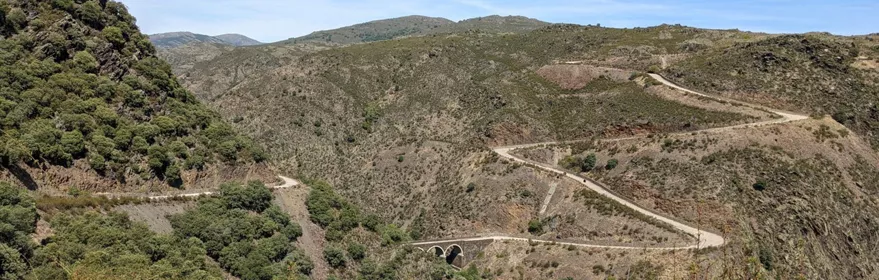 Carretera de montaña con curvas y puente