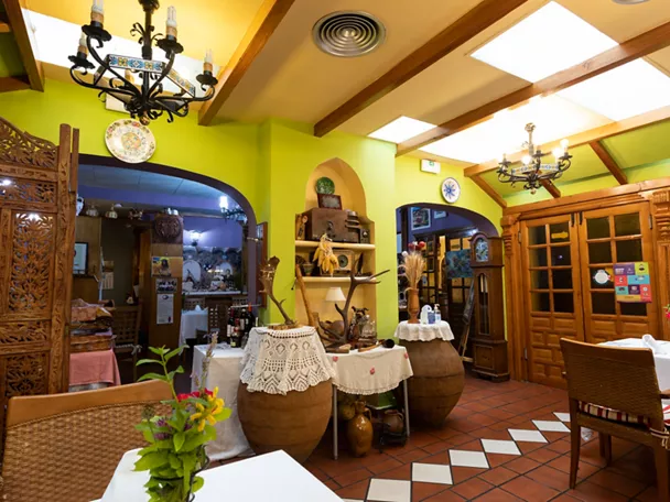 Salón rústico con tinajas decorativas y mesas vestidas