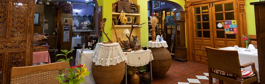 Salón rústico con tinajas decorativas y mesas vestidas