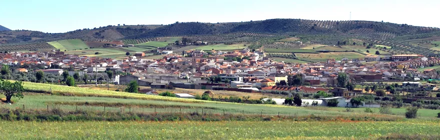 Vista panorámica del pueblo entre campos verdes y colinas
