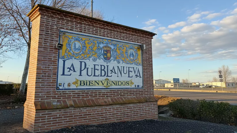 Muro cerámico de bienvenida junto a la carretera