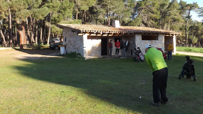 Edificio rústico junto a zona de salida