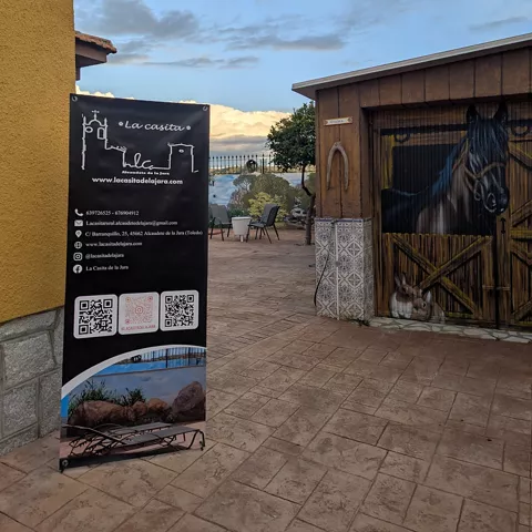 Zona de aparcamiento y acceso a La Cuadra