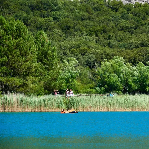 Bañistas en la laguna del Tobar en Beteta