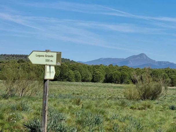 Señal hacia Laguna Grande en pradera