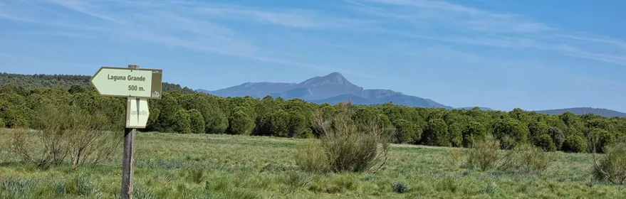 Señal hacia Laguna Grande en pradera