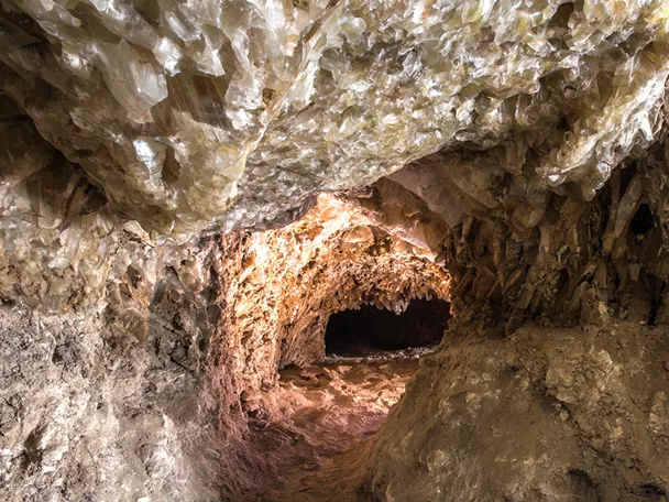 Galería subterránea con paredes cubiertas de cristales minerales