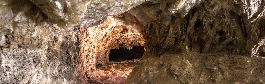 Galería subterránea con paredes cubiertas de cristales minerales