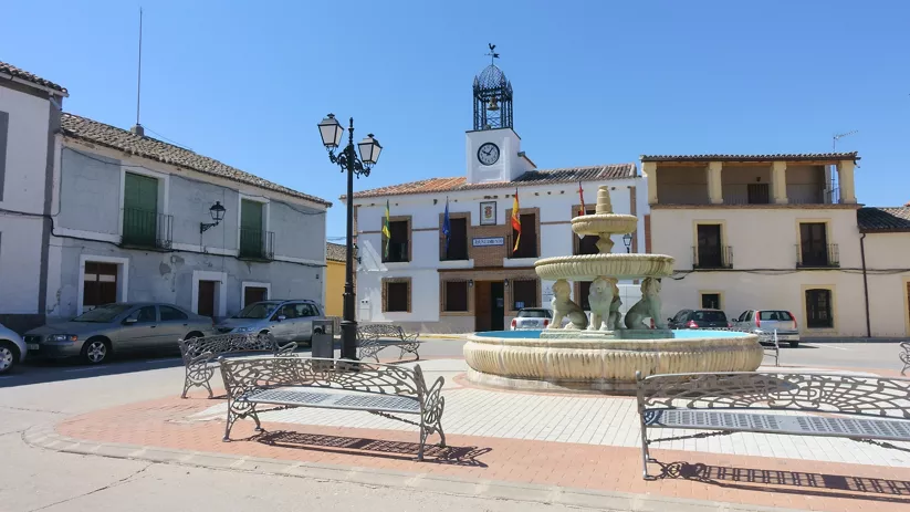 Plaza con fuente circular y edificio consistorial