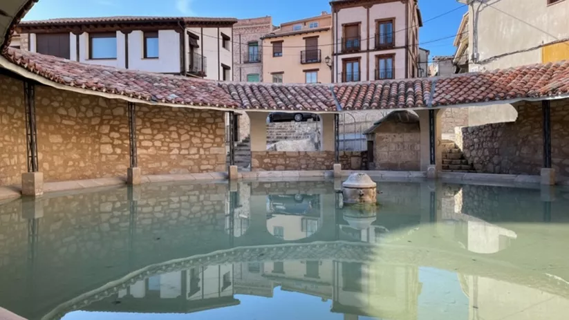 Lavadero tradicional junto a viviendas del casco urbano.