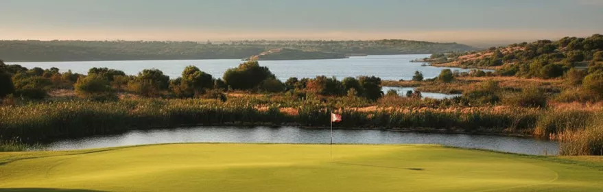Green junto a lago y vegetación