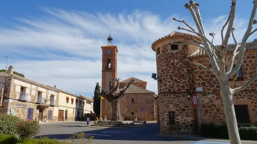 Plaza con torre de piedra y edificios tradicionales