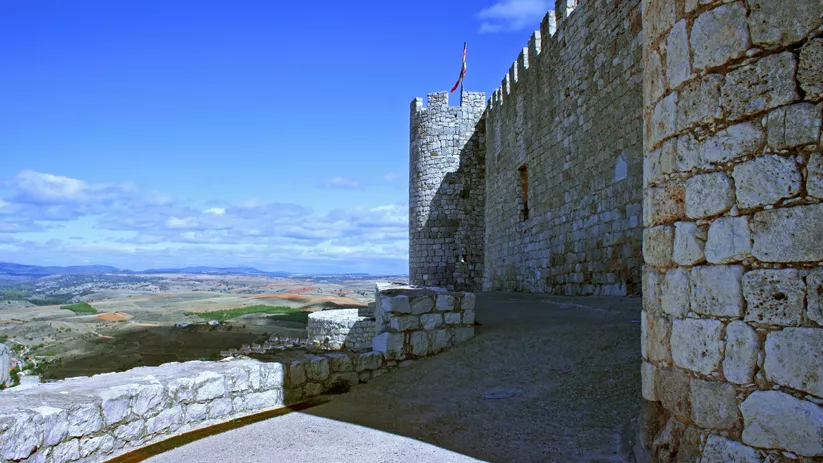 Muralla y torre con vistas al paisaje abierto.