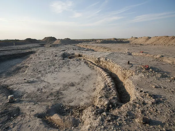 Restos arqueológicos en terreno excavado.