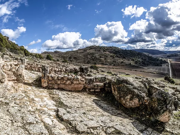 Muros de piedra en yacimiento arqueológico