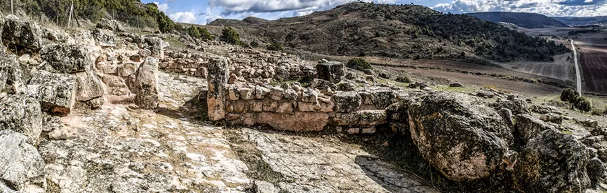 Muros de piedra en yacimiento arqueológico