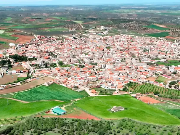 Vista aérea del pueblo rodeado de campos y olivares