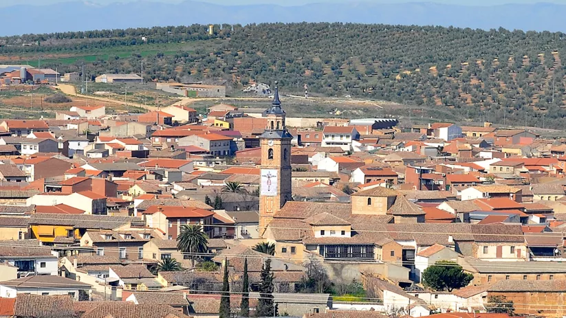 Vista del pueblo con campanario entre tejados