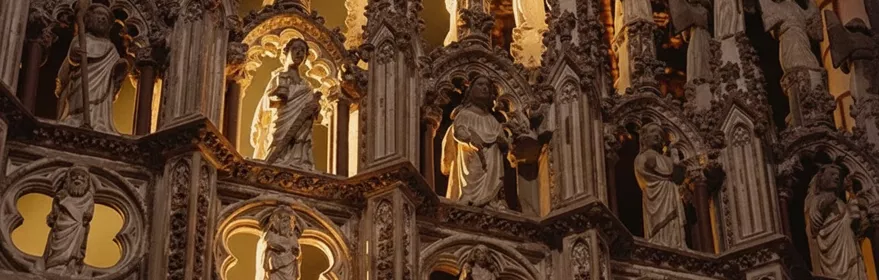 Detalle de figuras de ángeles iluminadas sobre una estructura ornamental.