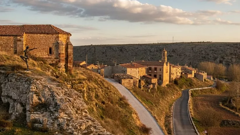 Vista panorámica de núcleo histórico junto a carretera y valle