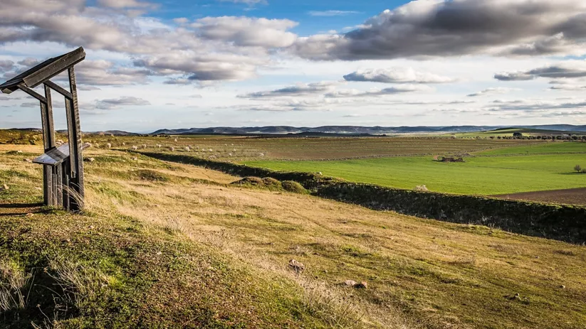 Mirador rústico con vistas panorámicas de llanuras y cultivos